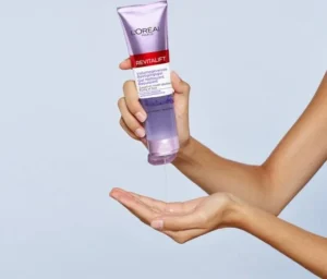 ژل شستشوی ضد چروک و آبرسان رویتالیفت حاوی هیالورونیک اسید بنفش لورال Loreal Revitalift Gel wash